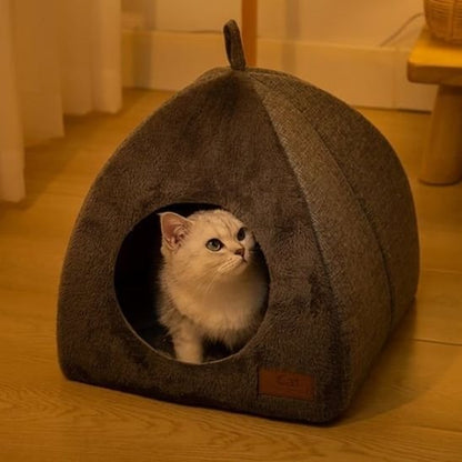 maisons pour chat forme igloo en textile gris avec chat dedans