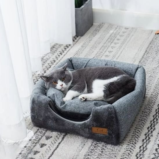 maisons pour chat forme igloo en textile gris coussin amovible avec chat couche dessus deux en un version panier avec chat dedans