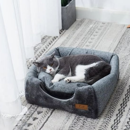 maisons pour chat forme igloo en textile gris coussin amovible avec chat couche dessus deux en un version panier avec chat dedans
