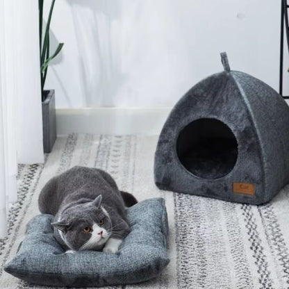 maisons pour chat forme igloo en textile gris coussin amovible avec chat dessus