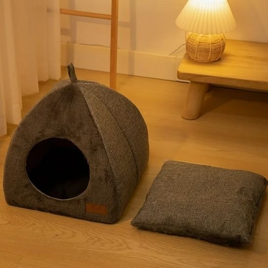 maisons pour chat forme igloo en textile gris coussin amovible dans joli salon