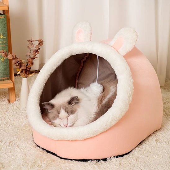 Niche chats forme tete lapin rose grande ouverture avec chat dormant dedans