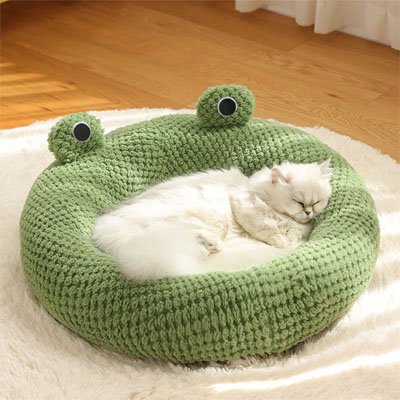 Niche pour chat grenouille en panier avec chat dedans