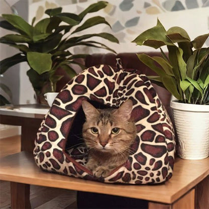 Niche pour chat tachete comme girafe avec chat dedans