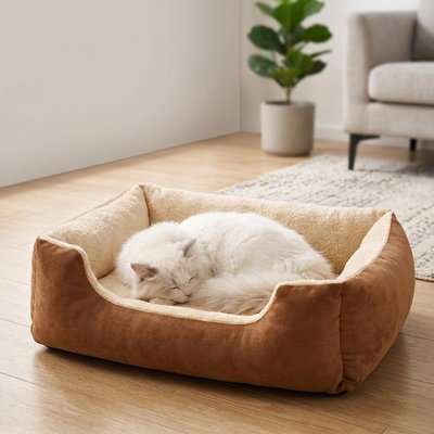 Panier chat rectangulaire marron avec un chat dormant dedans