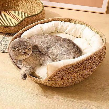 panier en osier pour chat avec coussin blanc moelleux