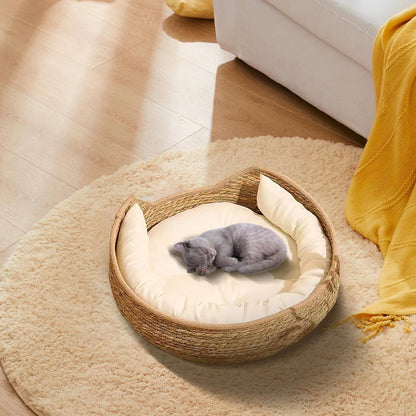 panier en osier pour chat avec un chat dormant dessus
