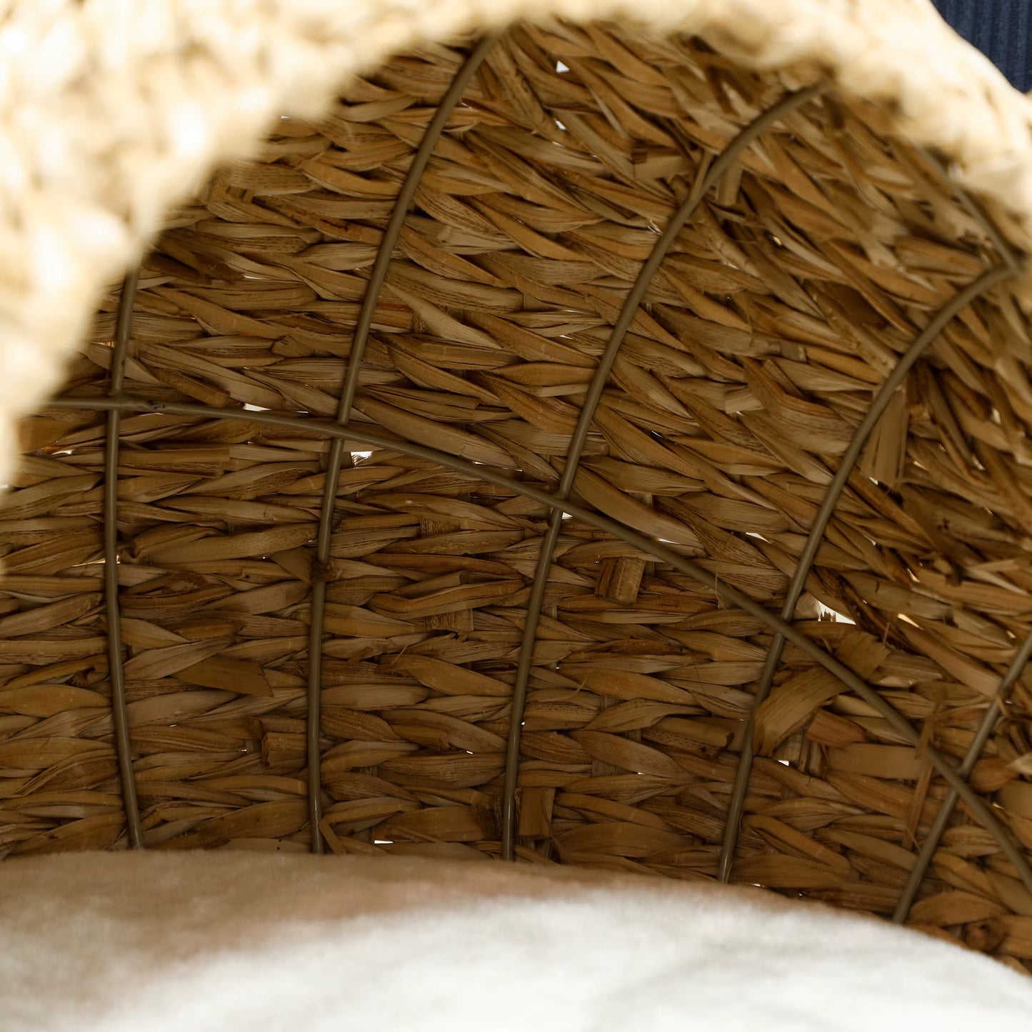panier pour chat en osier vue de structure interieure