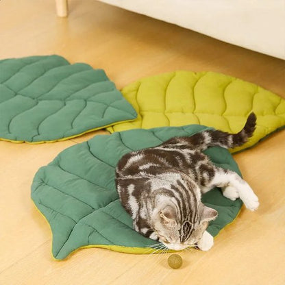 tapis chat forme de feuille verte deux faces avec chat dessus