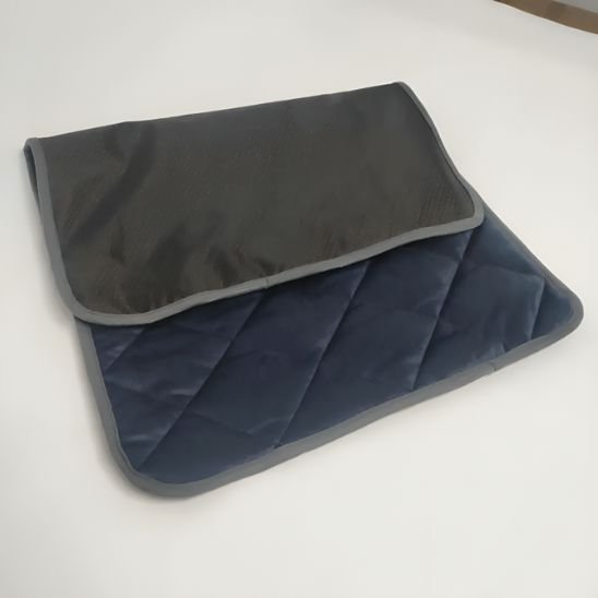tapis pour chat bleu fonce rectangulaire avec lisere de finition gris