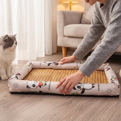 Tapis rafraichissant Chat mis en place par des mains de femme