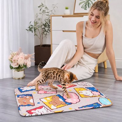 Tapis rafraichissant Chat rectangulaire avec un chaton tachete dessus  